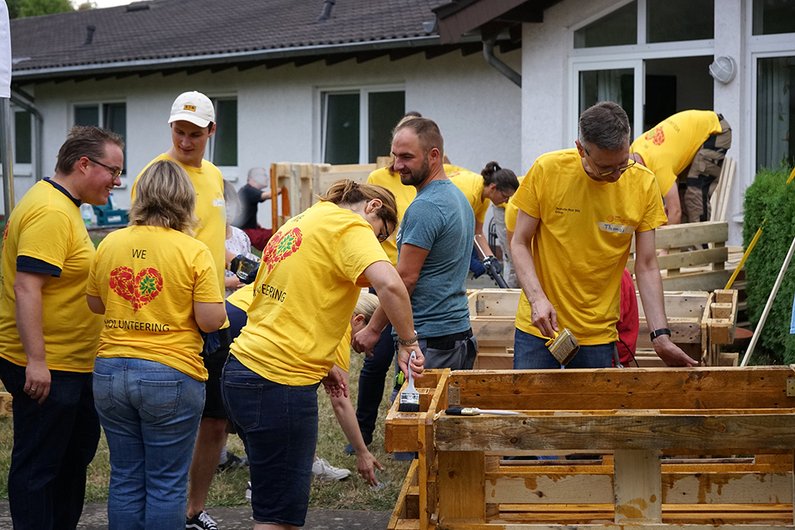 Viele Menschen bauen gemeinsam