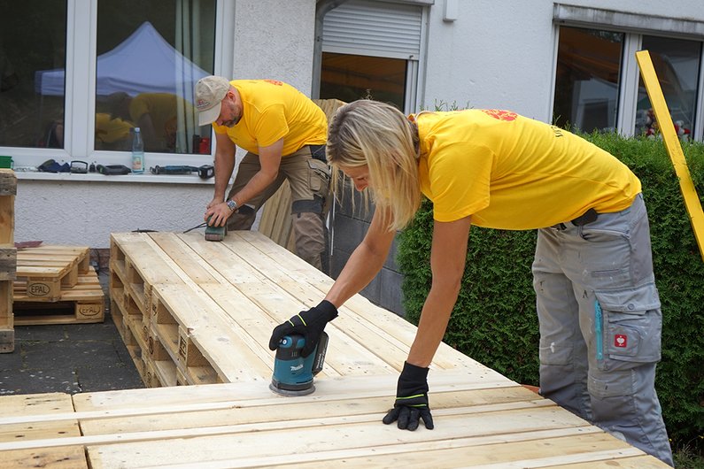 Das Holz der Sitzecke wird glatt geschliffen